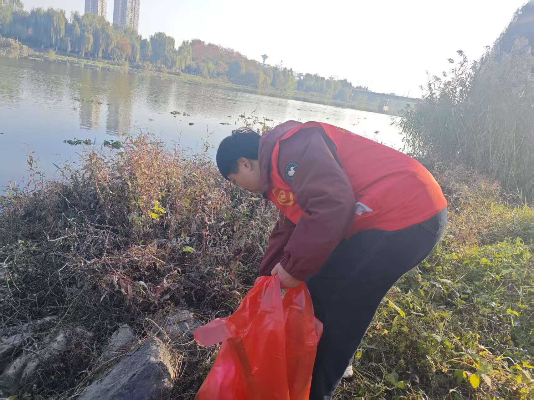 阜阳市爱心公益志愿者协会第40次保护母亲河活动