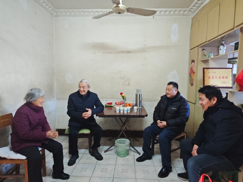 阜阳市爱心公益志愿者协会走访慰问劳模与老年志愿者