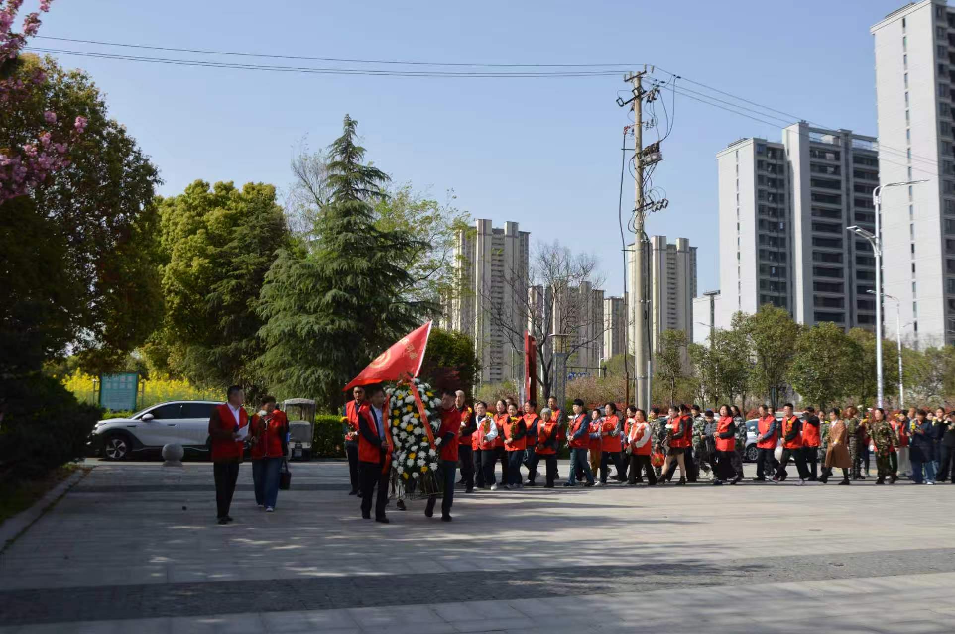 缅怀烈士功勋 传承红色精神  阜阳市爱心公益志愿者协会开展清明祭奠烈士活动
